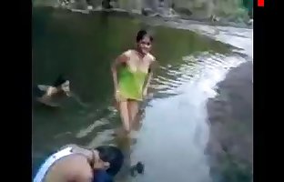 индийский девочки на река