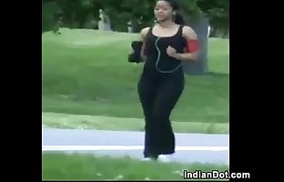 indiano a piedi Intorno indossare spandex