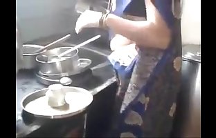देसी भारतीय कन्नड़ चाची गर्म नाभि हिप