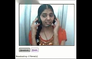 desi Kız Gösterilen Boobs ve KEDİ üzerinde webcam içinde bir netcafe