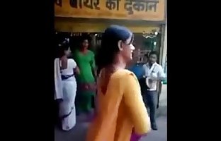 indiase Naughty Straat Meisjes doen Naughty Act Op weg