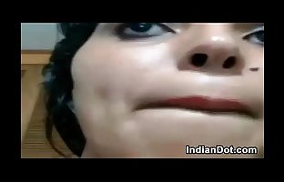 Naughty und ziemlich Indische Frau masturbiert