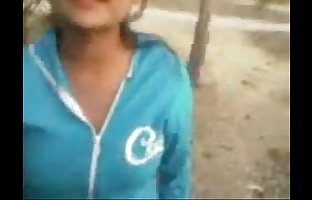 indiase Meisje blazen Baan naar BF in weg