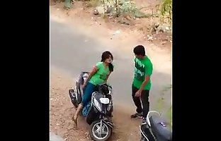भारतीय प्रेमी गर्म चुम्बन में सड़क