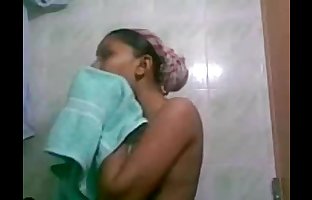 punjabi Mädchen selbst erfasst Ihr Bad und Gekleidet
