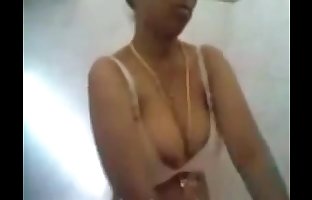 Desi MILF flashes her melons while dressing