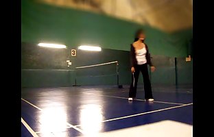Spielen badminton