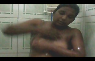 Trini india chica el baño