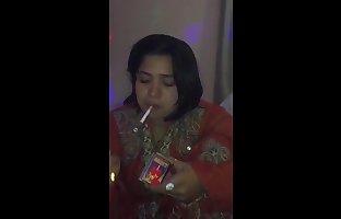 Pakistaanse tante leest Smerig Vuil gedicht in punjabi taal