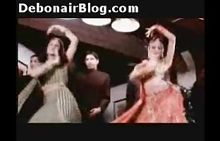 Mehrere Mädchen Strippen und tanzen auf Indische Songs
