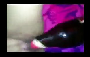 indiano Ragazza masturbazione con kingfisher bottiglia - indiano Porno Video