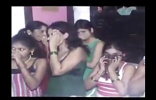 Canlı : Hint üniversite kızlar yakalandı içinde polis raıd At Seks parlor içinde delhi