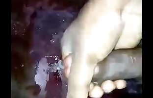 Indische Kerl schießt ein LADEN FÜR mir in ein öffentliche Bad